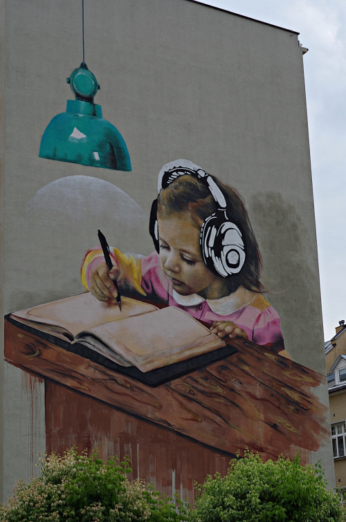 Mural 'Dziewczynka ze słuchawkami', artysta Arkadiusz Andrejkow