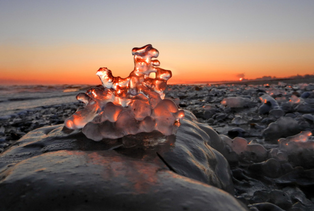 zimą na sopockiej plaży: rzeźba dwojga twórców