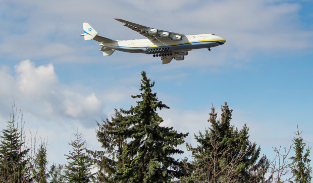 Lądowanie Antonova Mriya - największego samolotu transportowego na Świecie.