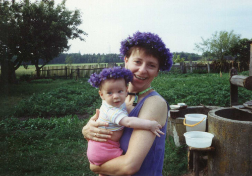 Mierzączka 1992 Dziewczyny w modrakowych wiankach - Siostra Jola z Kamilką