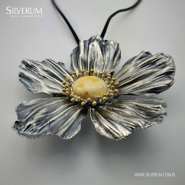 Wisiorek kwiat - www.silverum.com.pl #kwiat, #srebro, #bursztyn, #biżuteriaartystyczna, #sklepinternetowy, #rękodzieło