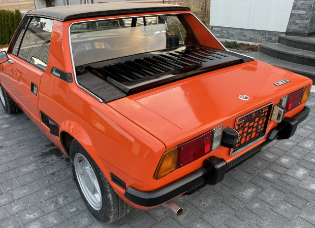 Fiat X1/9 pomarańczowy