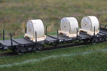 Platforma PKP PPkss z ładunkiem bębnów pierwszej na terenie II RP fabryki przewodów KABEL POLSKI z Bydgoszczy. Ładowność wagonu 35 ton. Skala H0. #platforma #PKP #PPkss #SS15 H0 #KABEL #POLSKI #BYDGOSZCZ