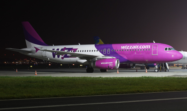 Wizz Air czekający na swój lot na płycie postojowej.