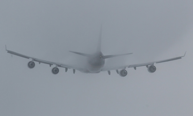 Królowa - Boeing 747 znikająca w chmurach.