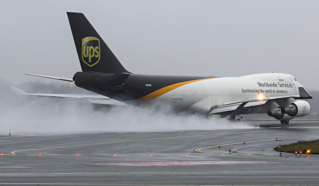 Odlot Królowej, czyli największego samolotu jaki regularnie odwiedza Polskę. Jumbo 747 UPS w deszczowy poranek, czyli taki jak ostatnio codziennie :)