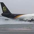 Odlot Królowej, czyli największego samolotu jaki regularnie odwiedza Polskę. Jumbo 747 UPS w deszczowy poranek, czyli taki jak ostatnio codziennie :)